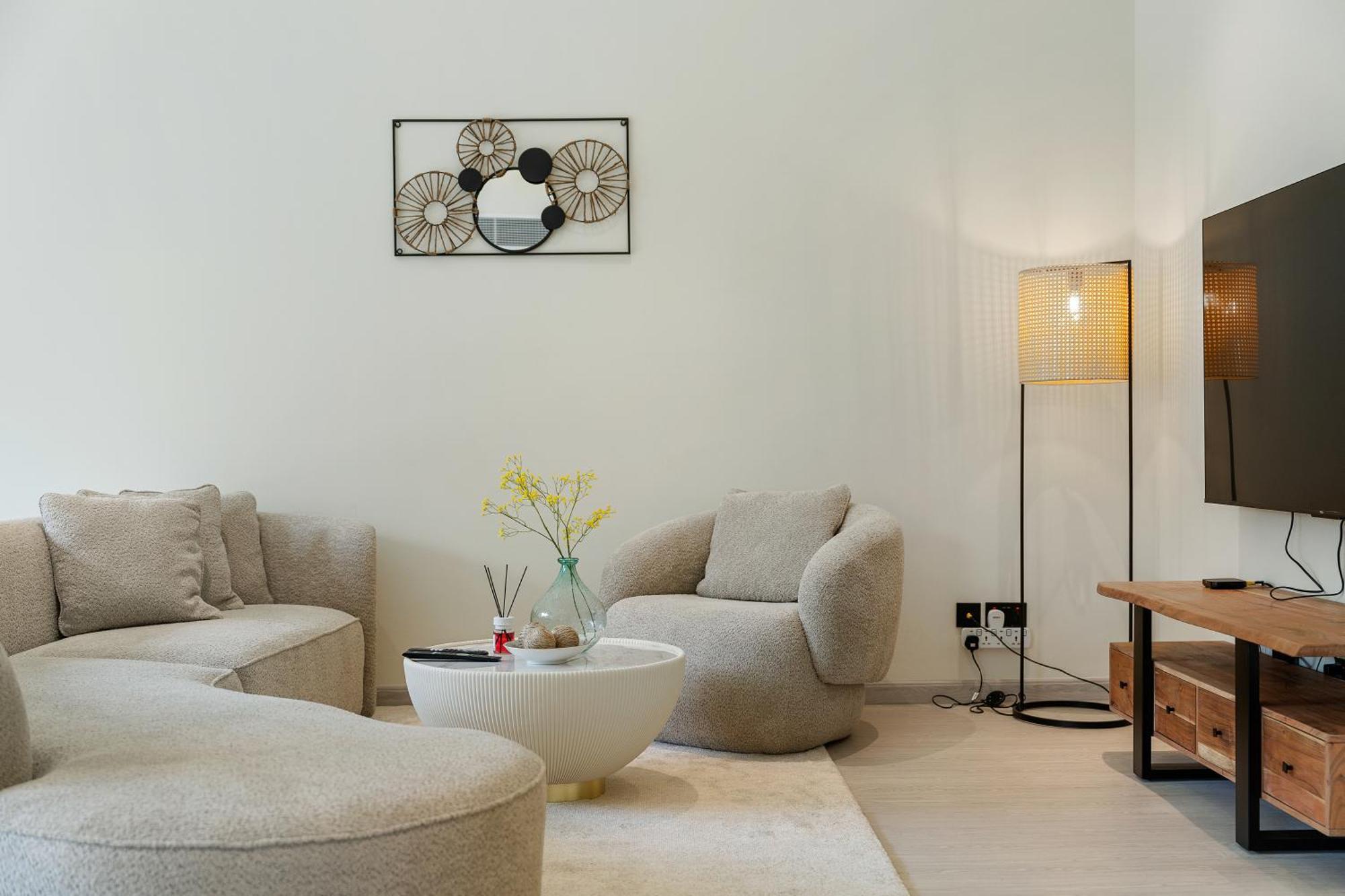 Backyard Bliss In The Lakes 3br Maid's Dubai