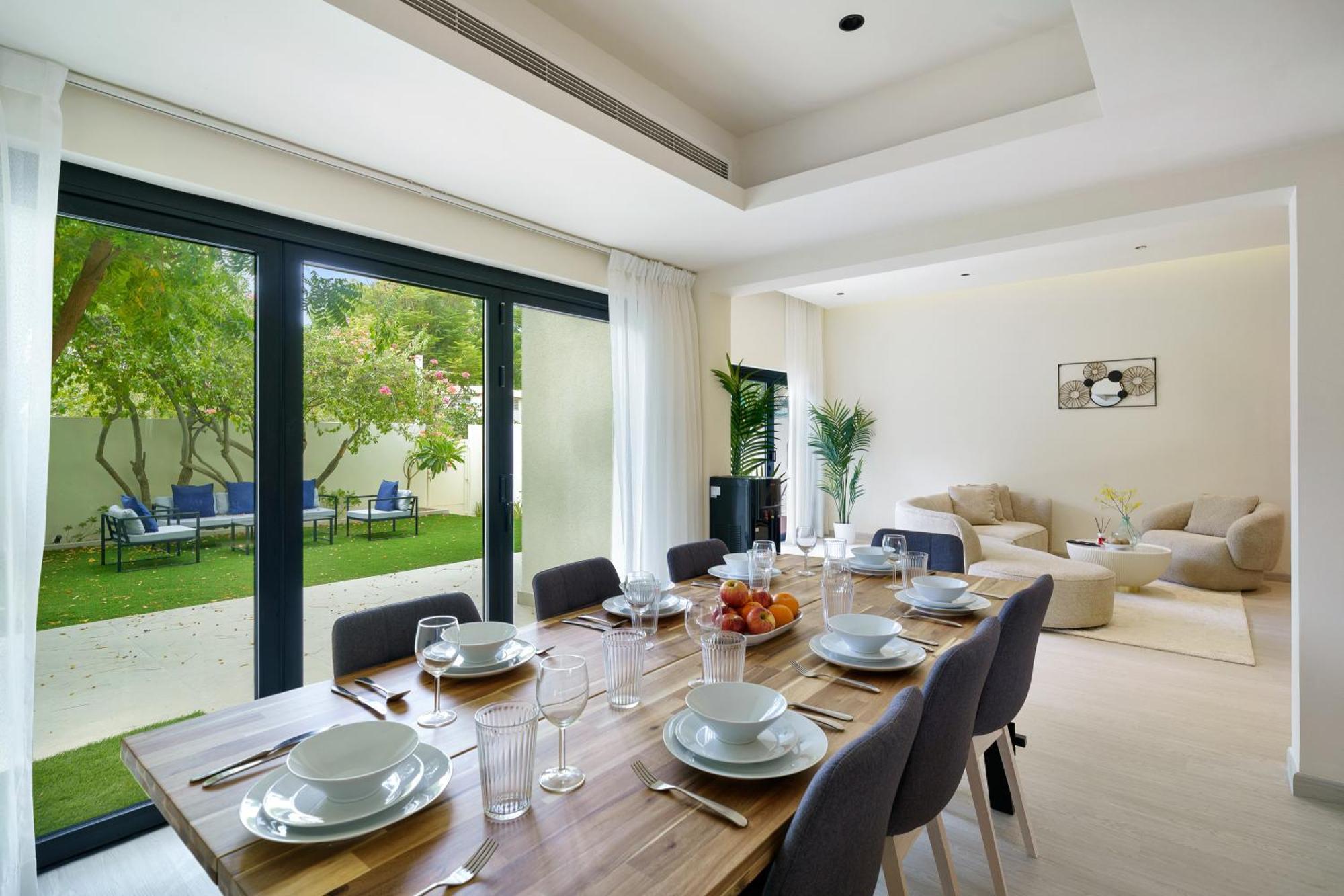 Backyard Bliss In The Lakes 3br Maid's Apartment Dubai