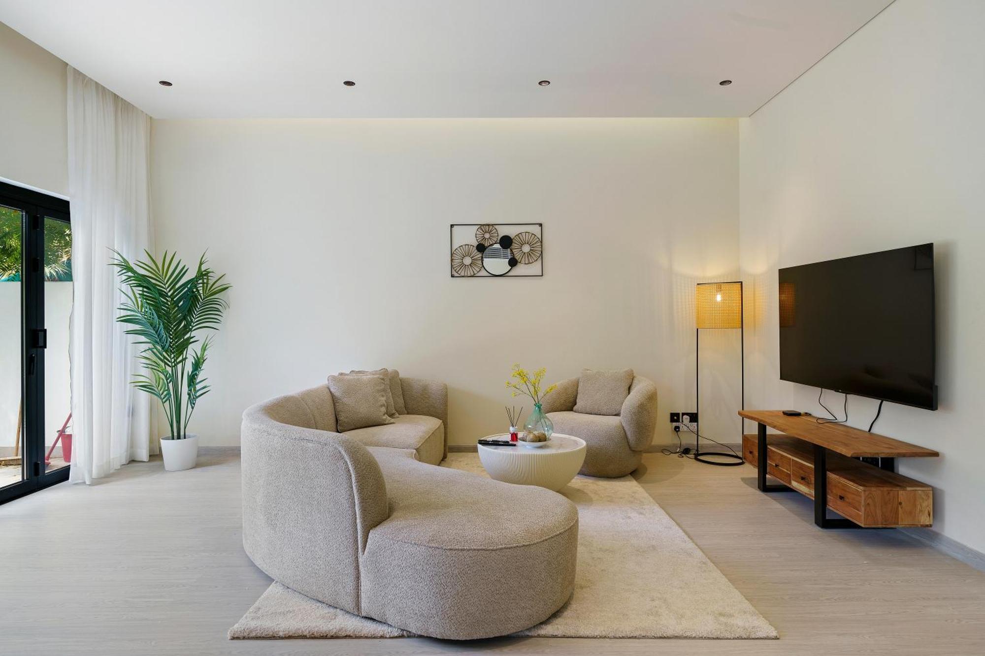 Backyard Bliss In The Lakes 3br Maid's Dubai
