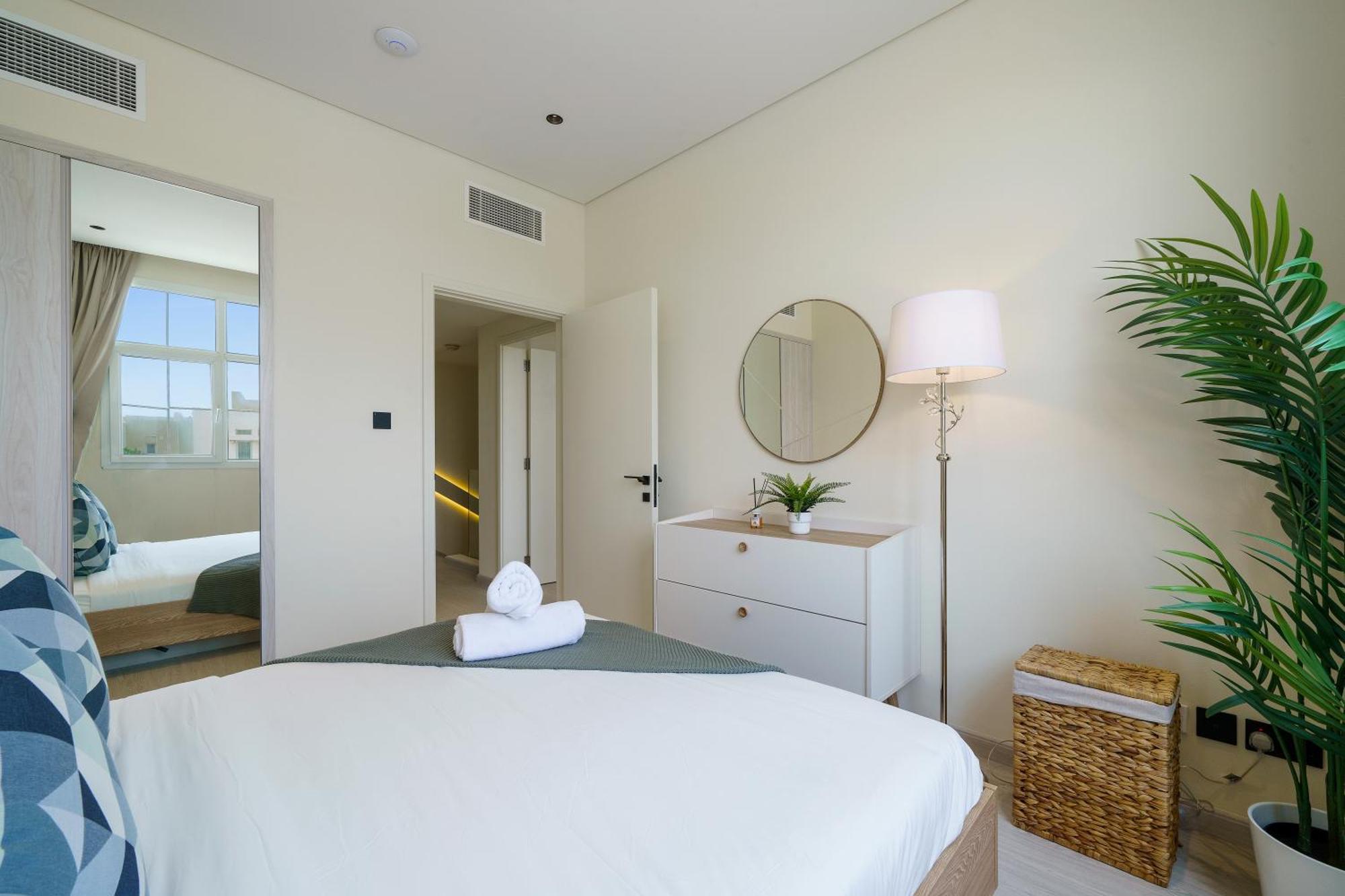 Backyard Bliss In The Lakes 3br Maid's Apartment Dubai