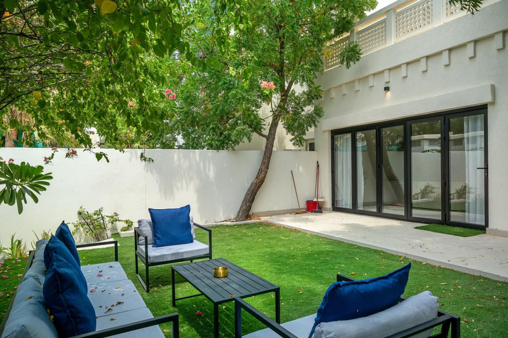 Backyard Bliss In The Lakes 3br Maid's *