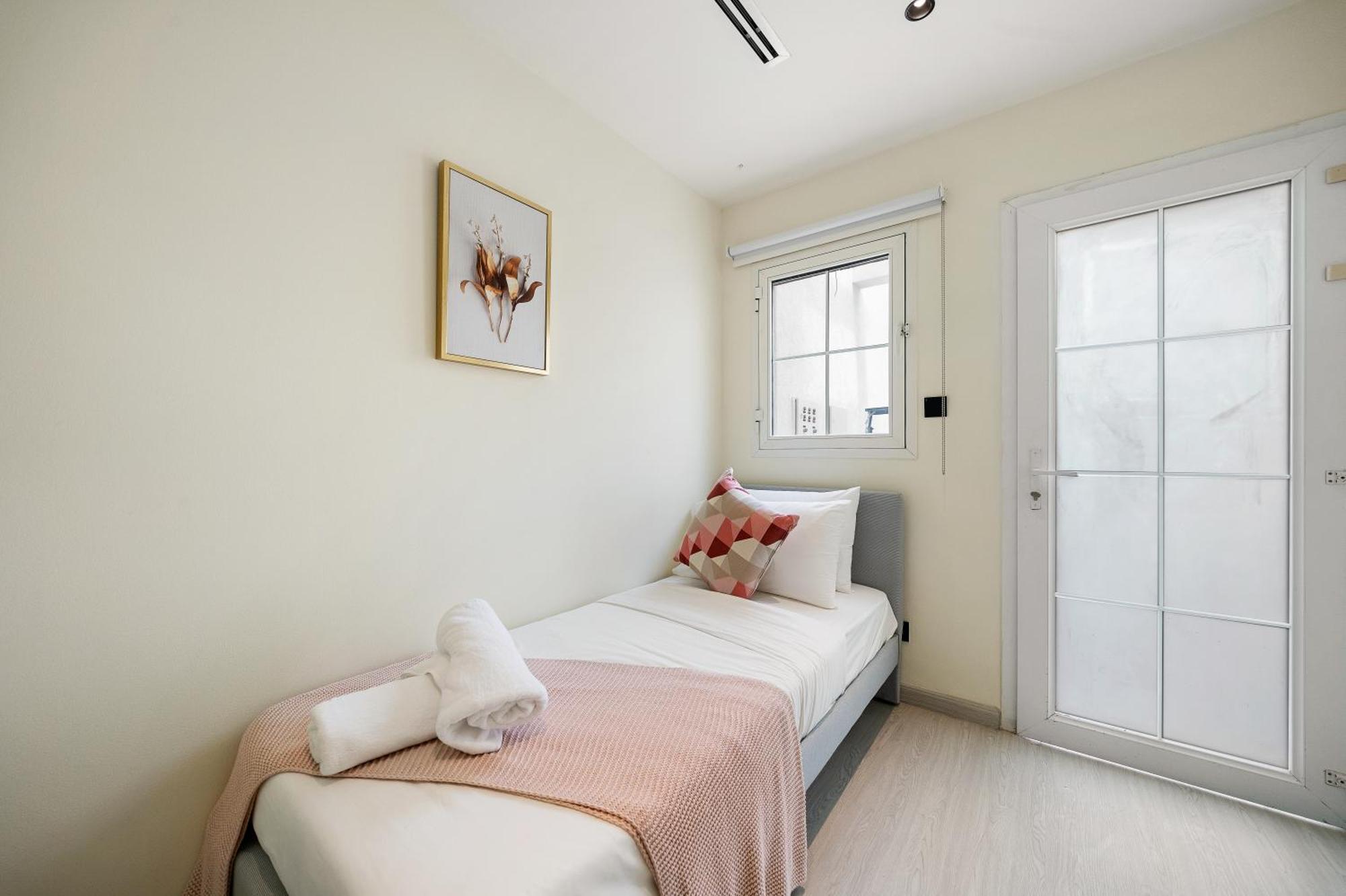 Backyard Bliss In The Lakes 3br Maid's Apartment Dubai