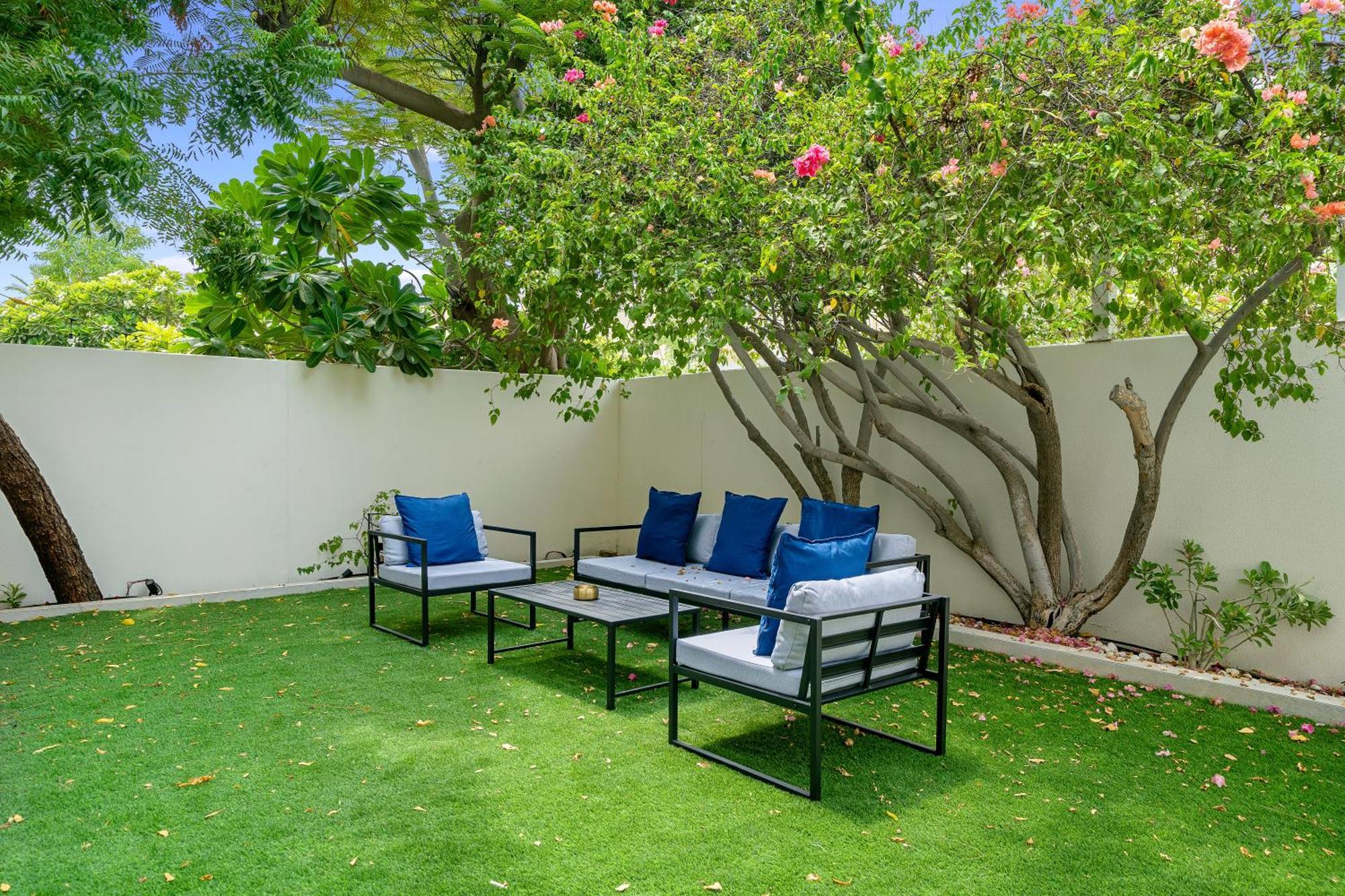 Backyard Bliss In The Lakes 3br Maid's Dubai