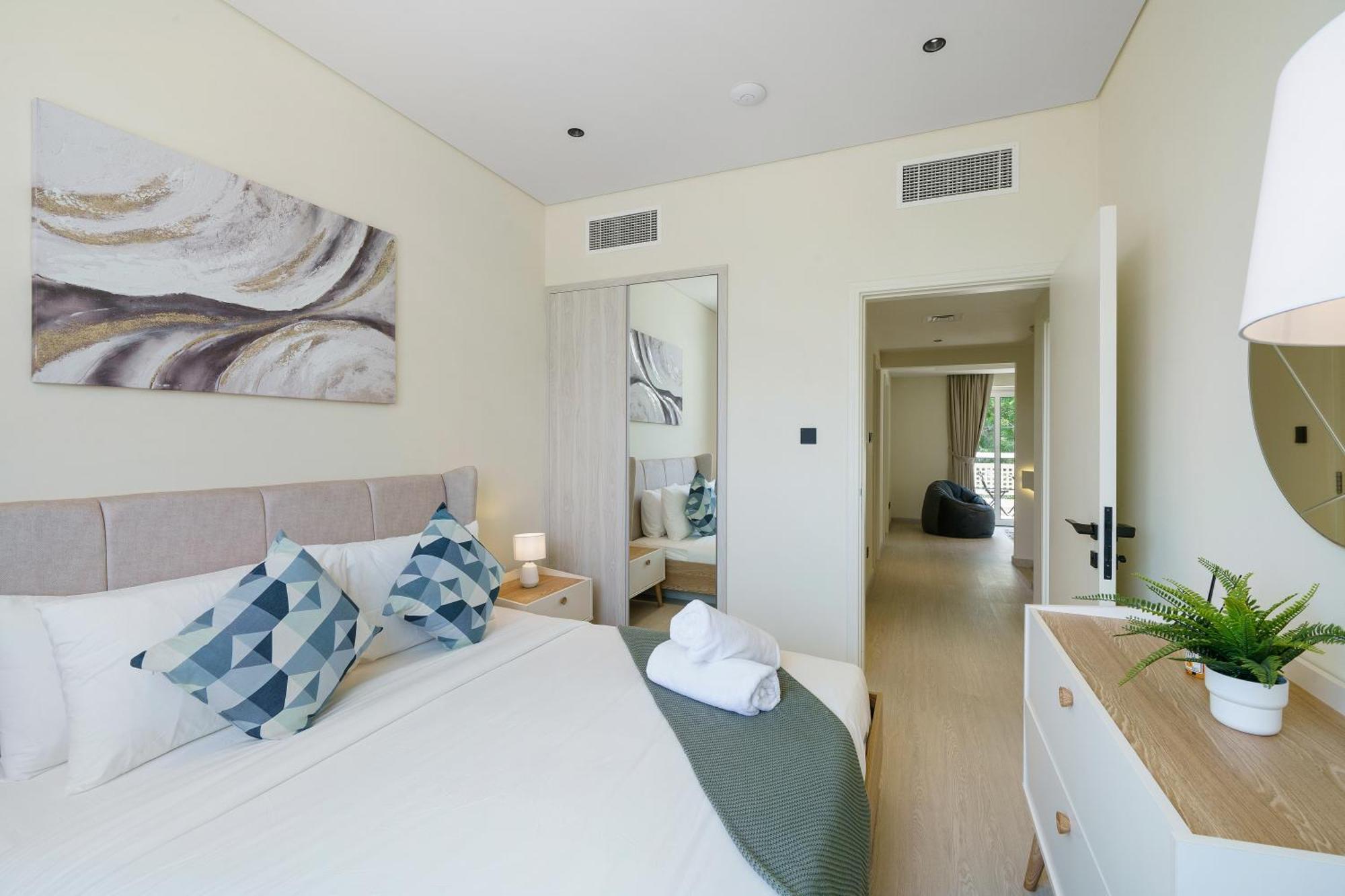 Apartment Backyard Bliss In The Lakes 3br Maid's Dubai