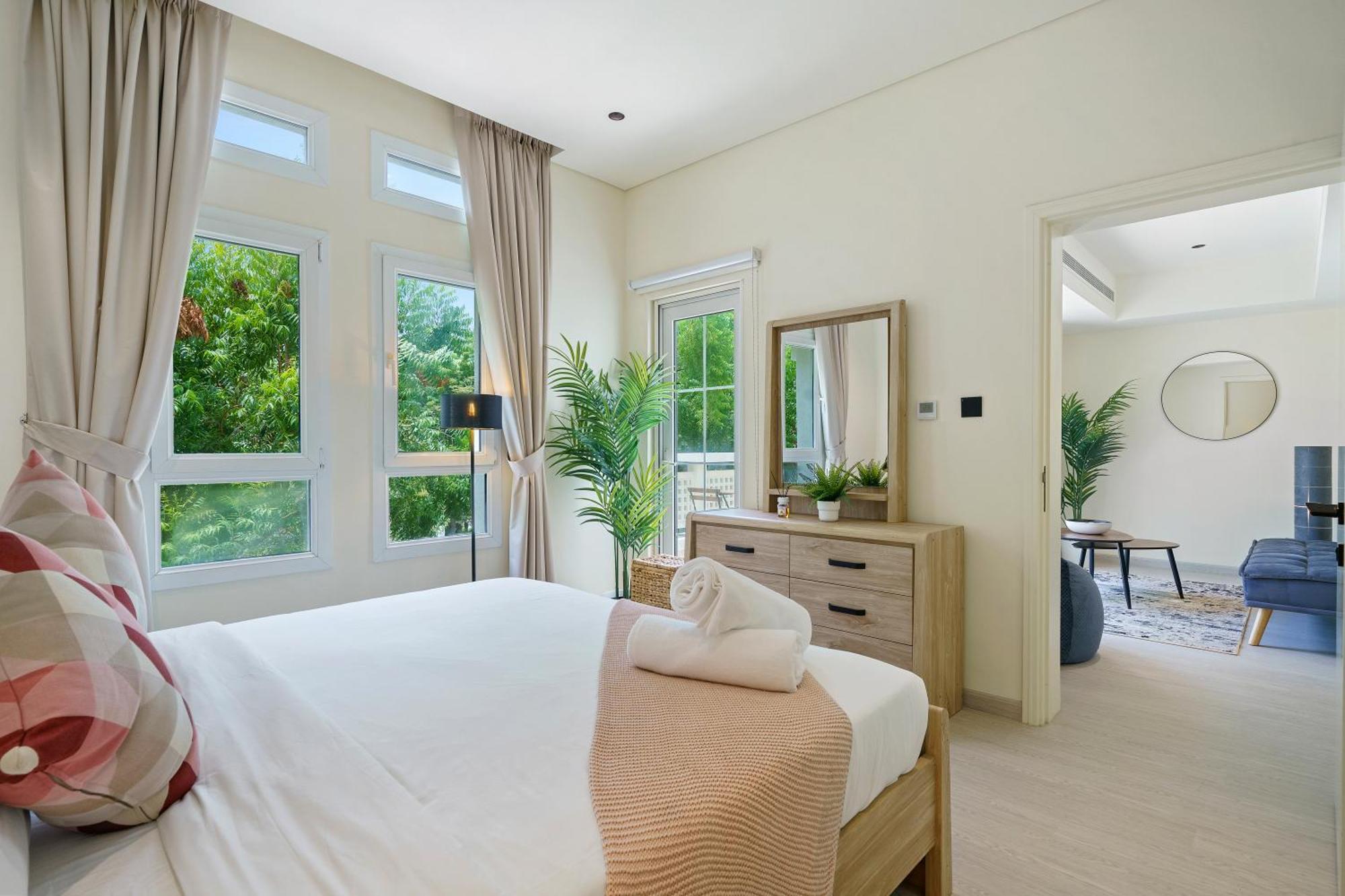 Backyard Bliss In The Lakes 3br Maid's * Dubai