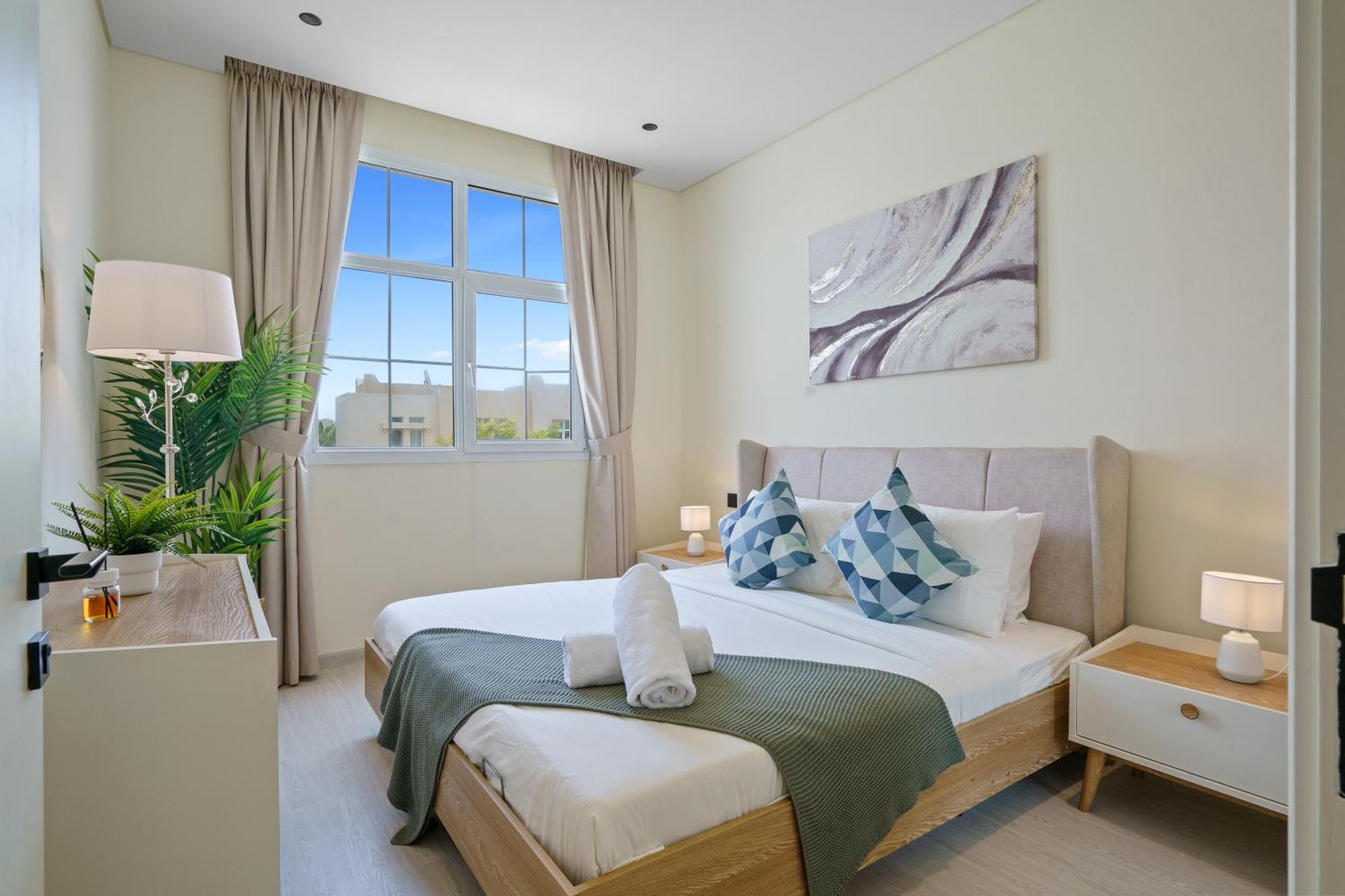 Backyard Bliss In The Lakes 3br Maid's Apartment Dubai