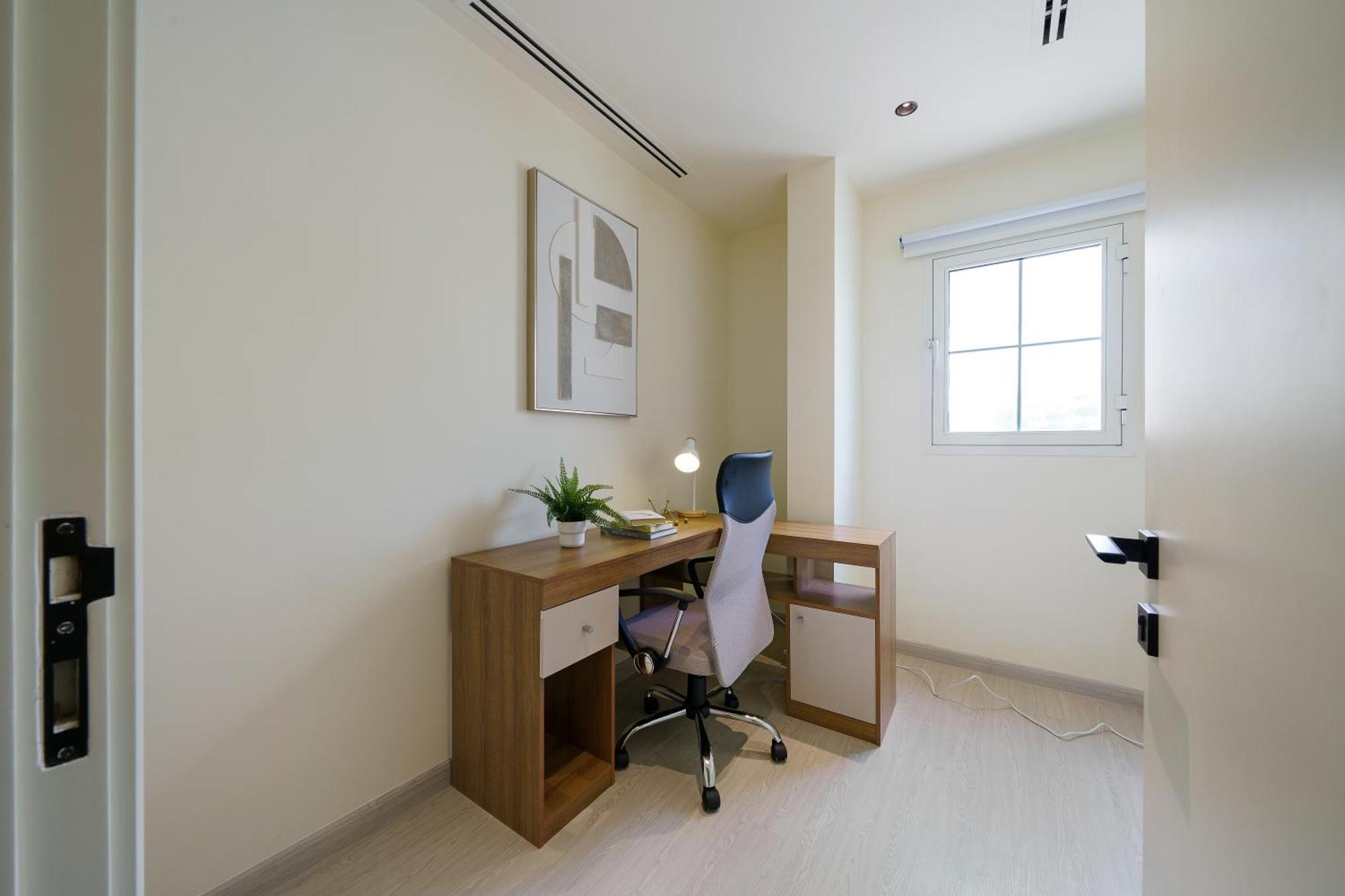 Backyard Bliss In The Lakes 3br Maid's Apartment Dubai